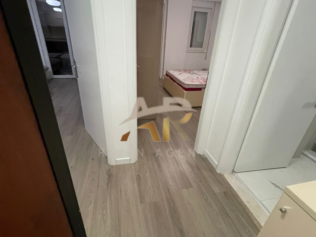 Jepet me qera apartament 1+1+p ne rrugen Bill Klinton, prane Market Coku