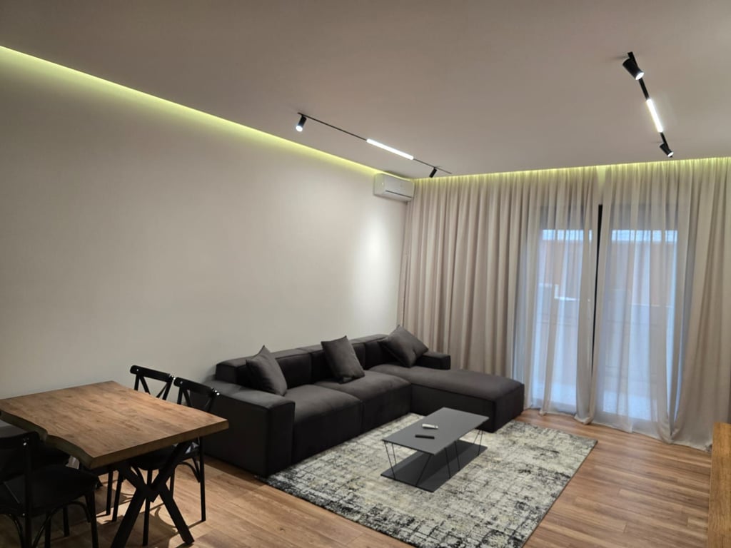 🏡 A luxurious 1+1 apartment is for rent in the Delijorgji Complex – Kavaja Street, Tirana.