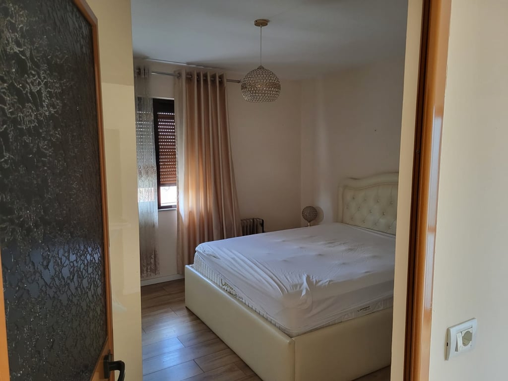 Shtepi me qera 2+1 tek Siri kodra