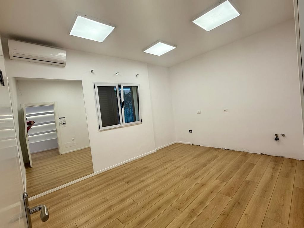 Vilë - Për Qira - Komuna e Parisit, Tiranë