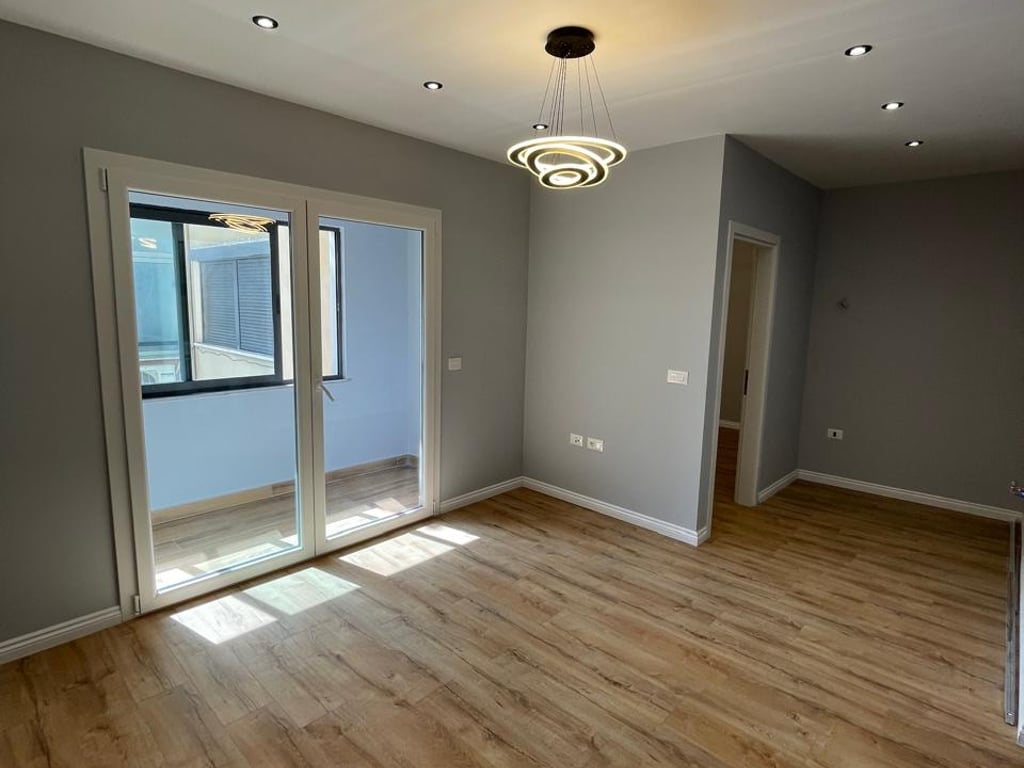 Vendesi Appartamento 1+1 Via 5 Maggio (vicino alla Scuola Tirana Jone)