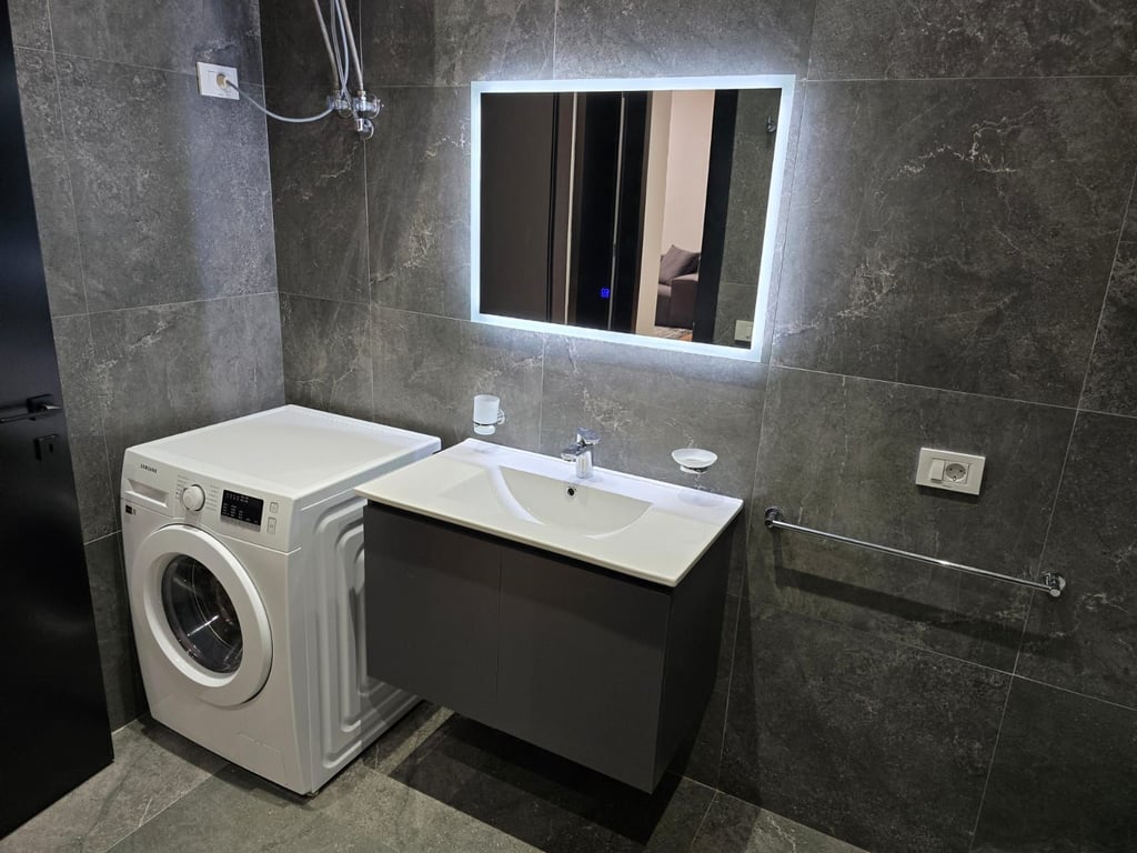 🏡 A luxurious 1+1 apartment is for rent in the Delijorgji Complex – Kavaja Street, Tirana.