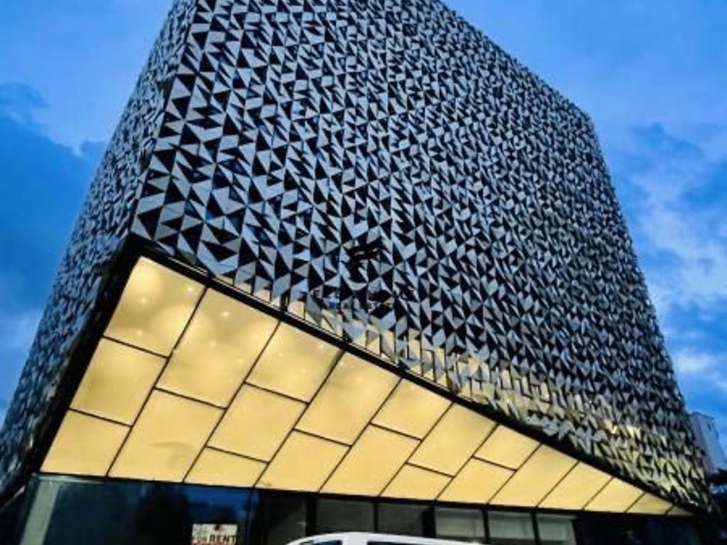 BUSINESS SPACE FOR SALE 98 M2 RAIN BOW BLOCK 650,000 EURO