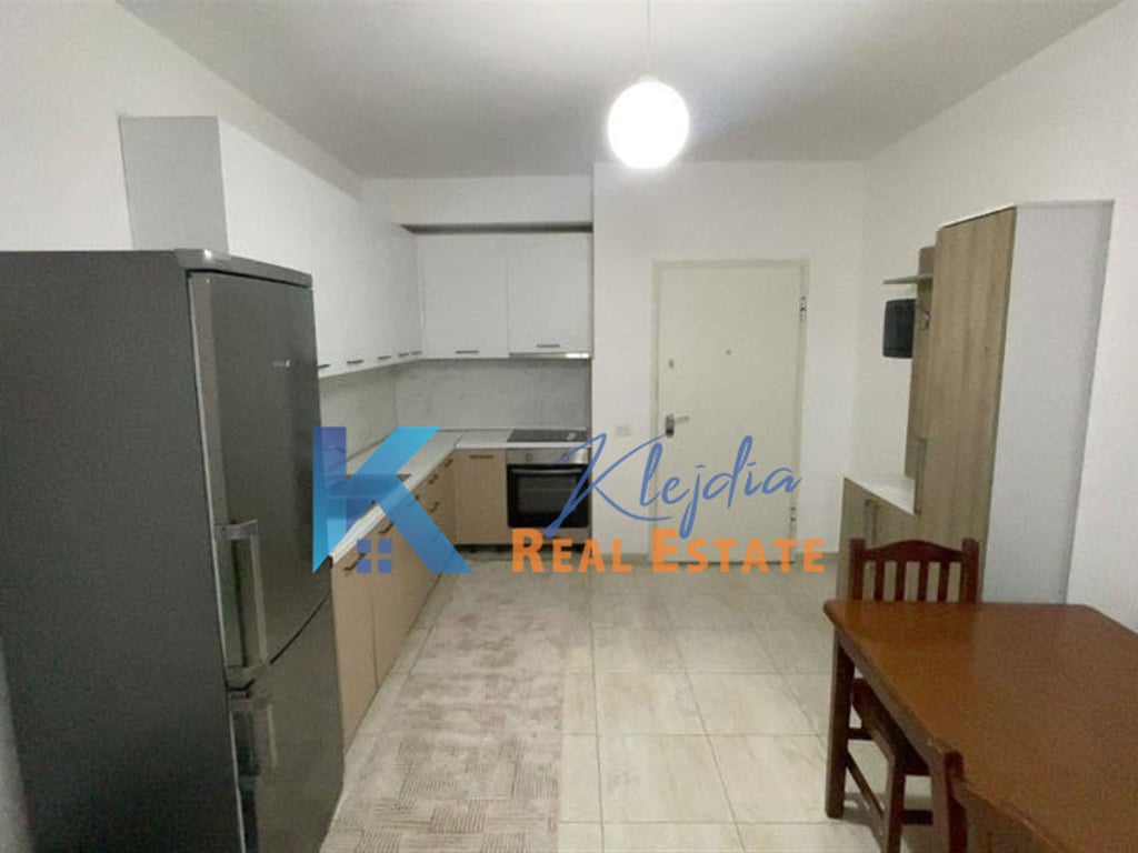 Apartament 2+1 per qira te Komuna e Parisit