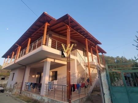 VENDITA DI UNA VILLA A DUE PIANI DI 410 M2 A PEZE TE MADHE 235.000 EURO