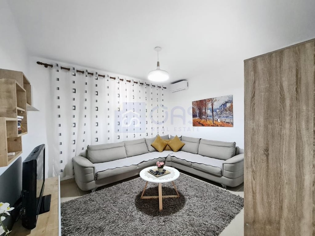 A private one-story house is for rent at Pazari i Ri.