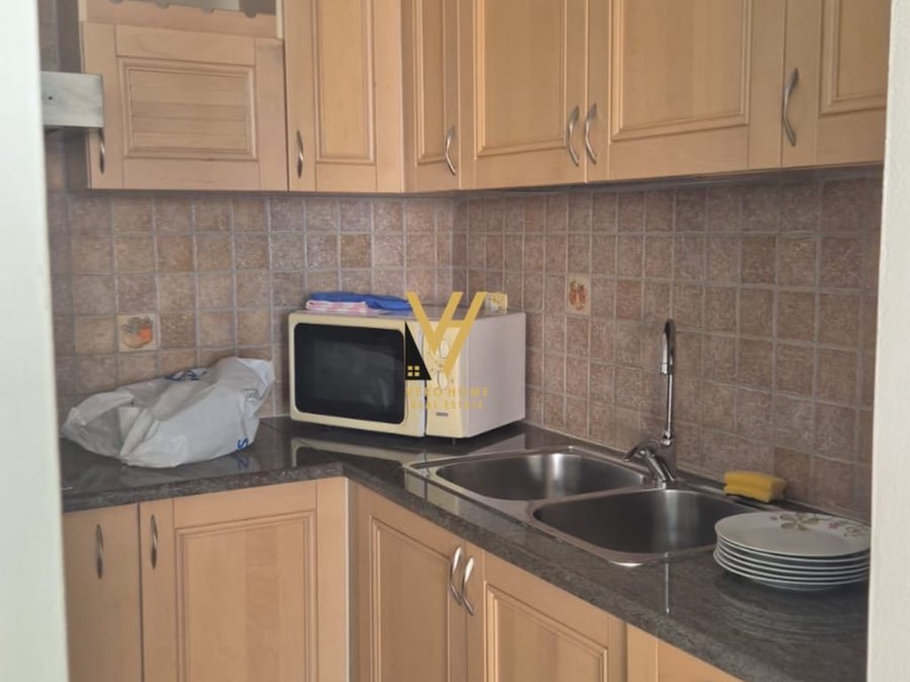 JEPET AMBIENT 140 M2 ME QERA TE RRUGA E ELBASANIT 1.600 EURO
