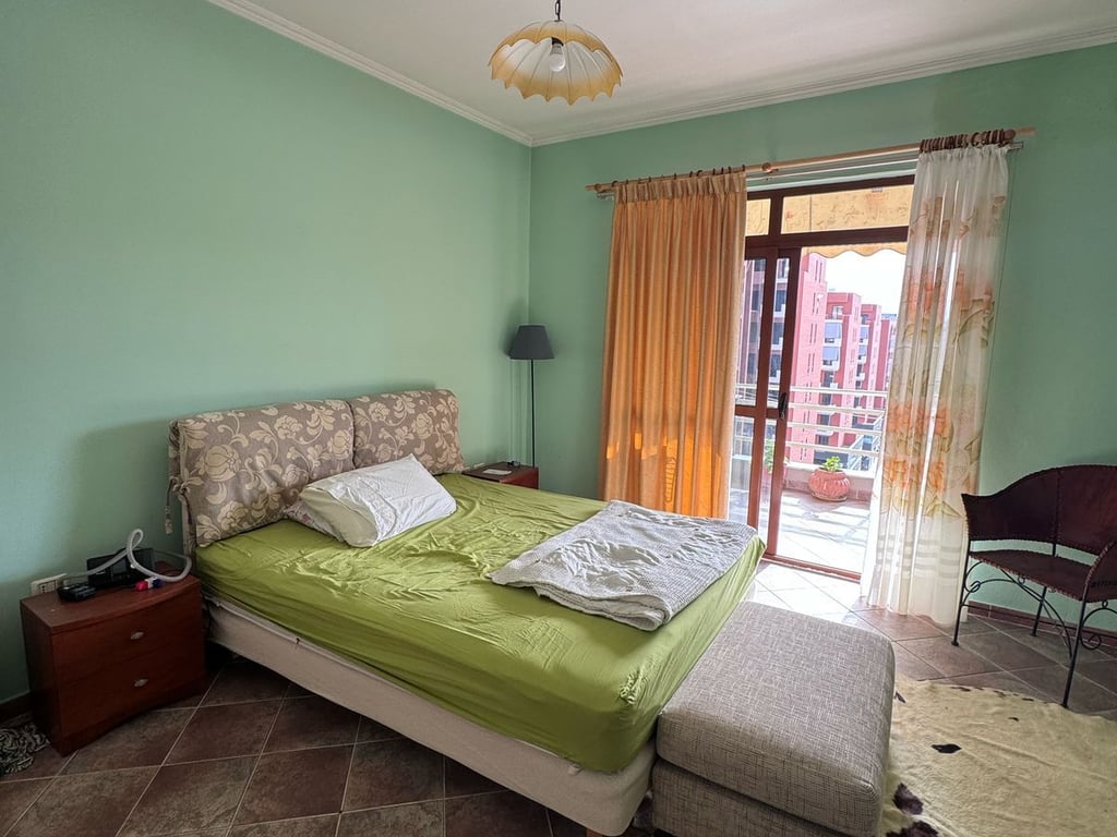 Jepet me qera Apartamenti 1+1 , rruga Kavajes perballe Noves ( del dhe tek Ura Nisherakut) 550 mije