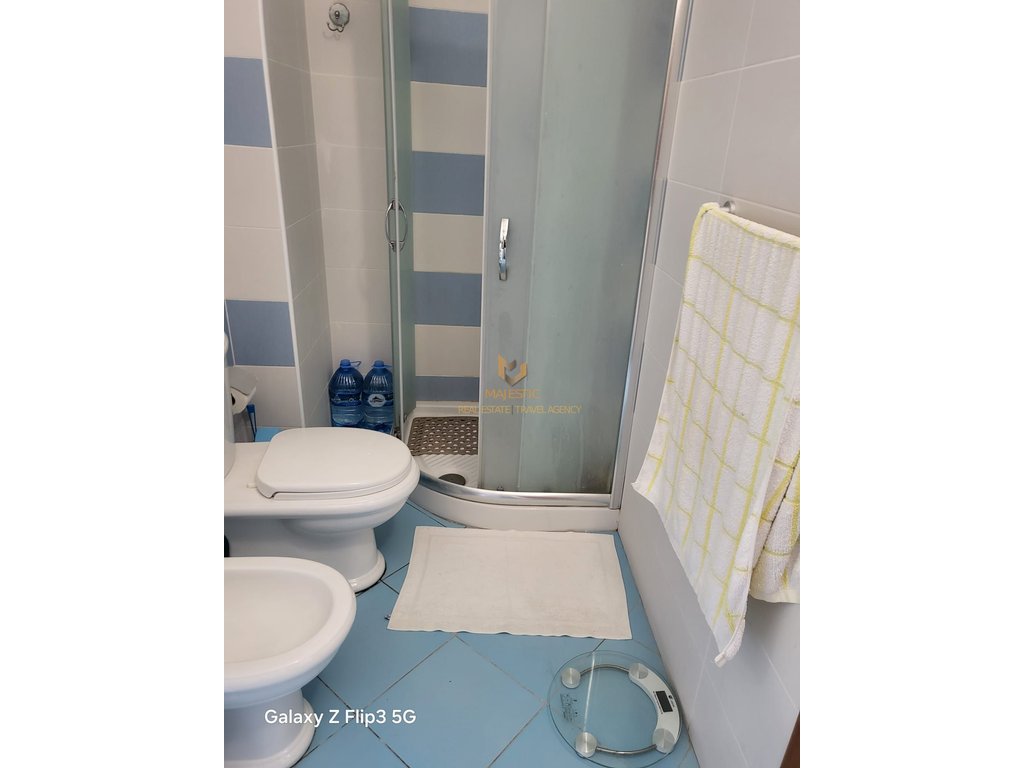 Vendesi monolocale sul lungomare con vista mare.