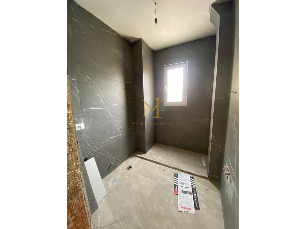 VENDESI APPARTAMENTO PRESSO IL MERCATO INDUSTRIALE A DURAZZO!!