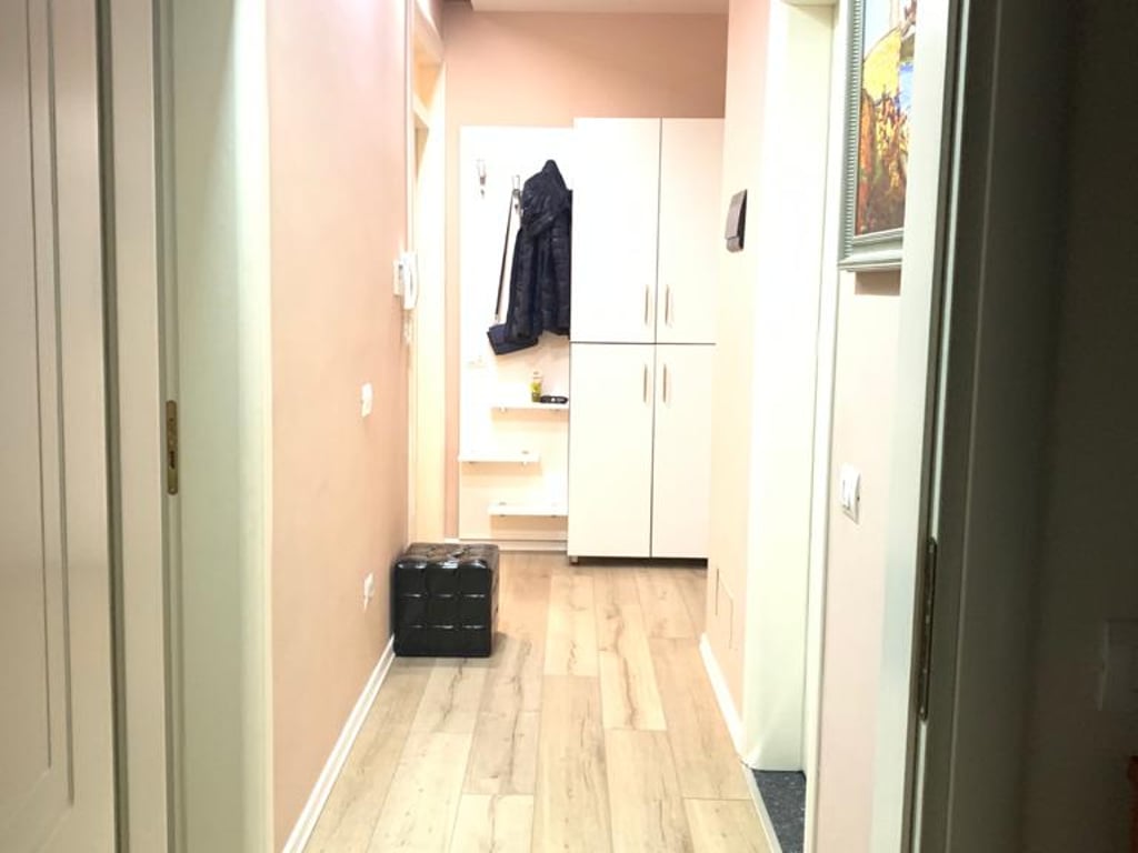 Apartament 2+1+2. Ndërtes e re. Në detaj e mobiluar.