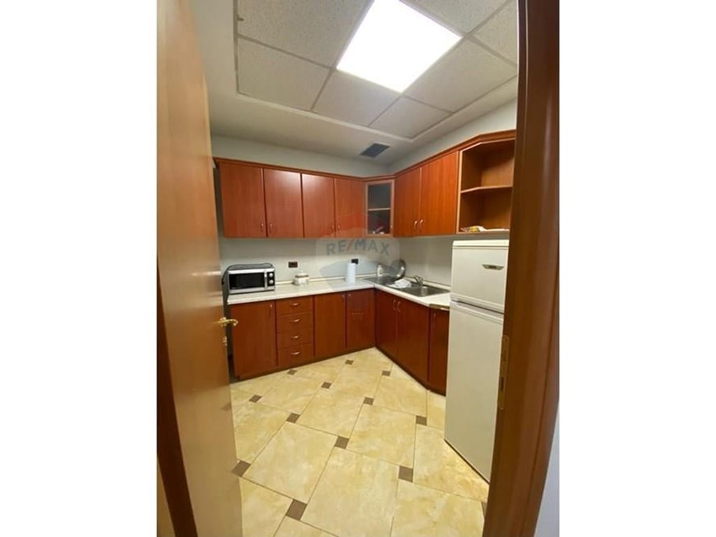 Ambjent zyre per shitje tek Rruga Mustafa Matohiti