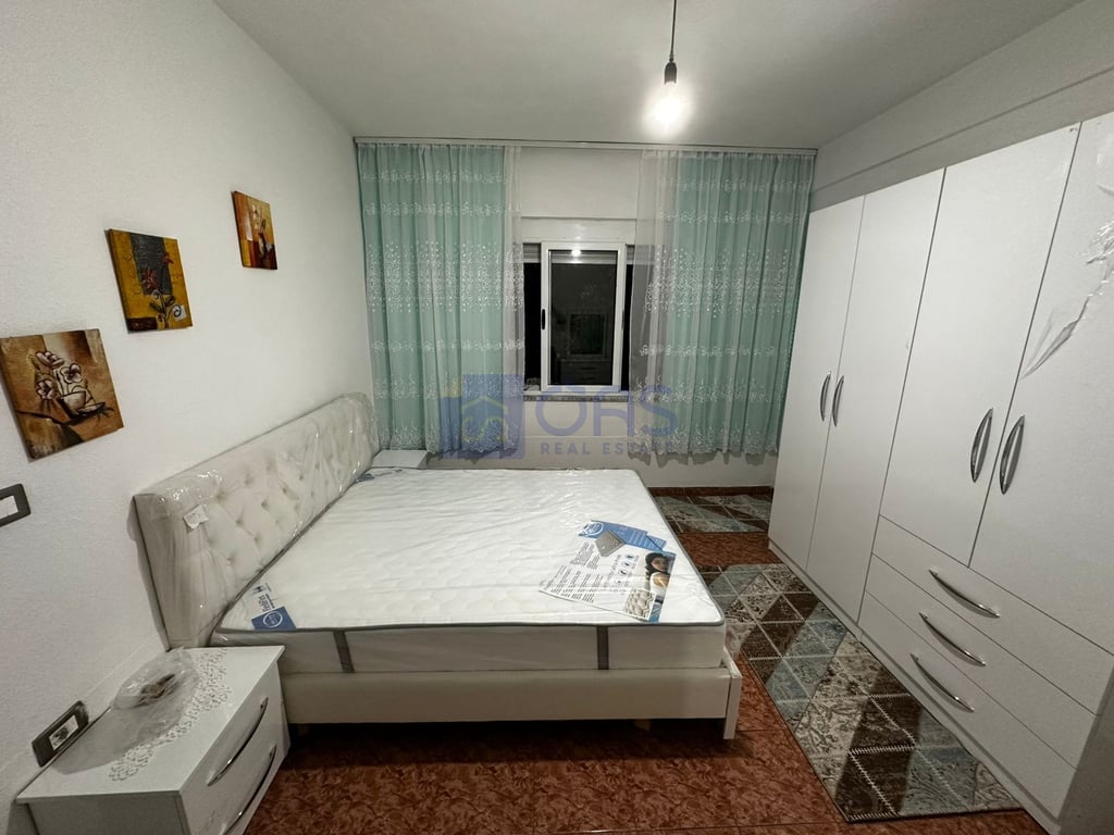 A 2+1 apartment is for rent on Bulevardi Ri for 400 euros.