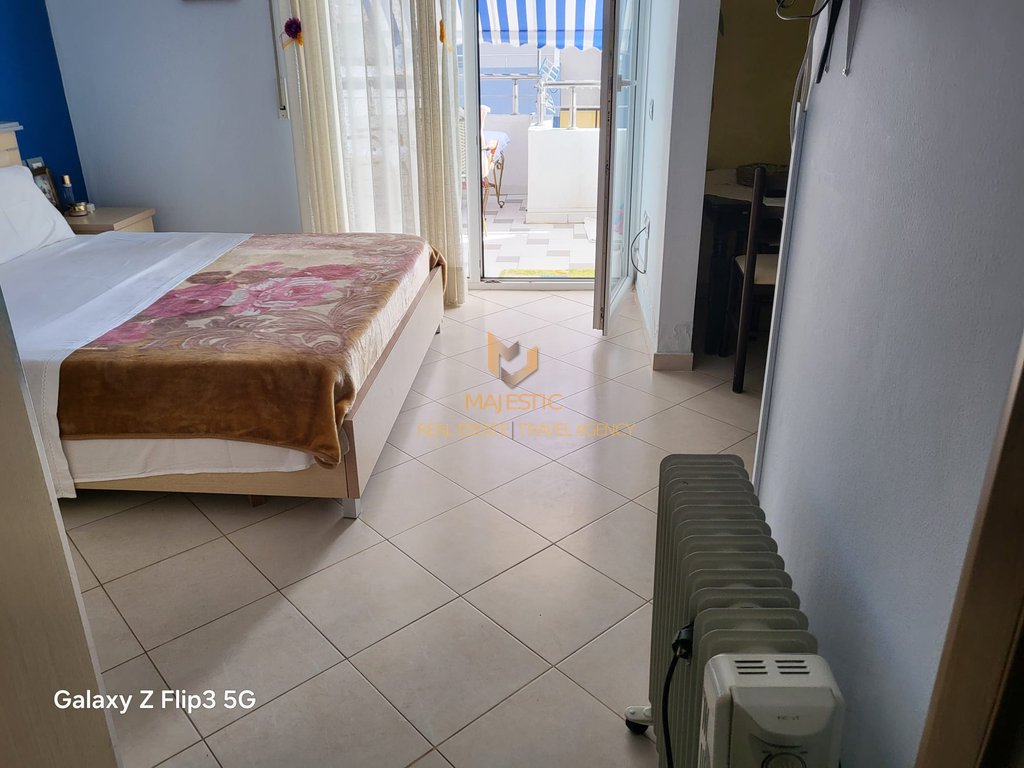 Vendesi monolocale sul lungomare con vista mare.