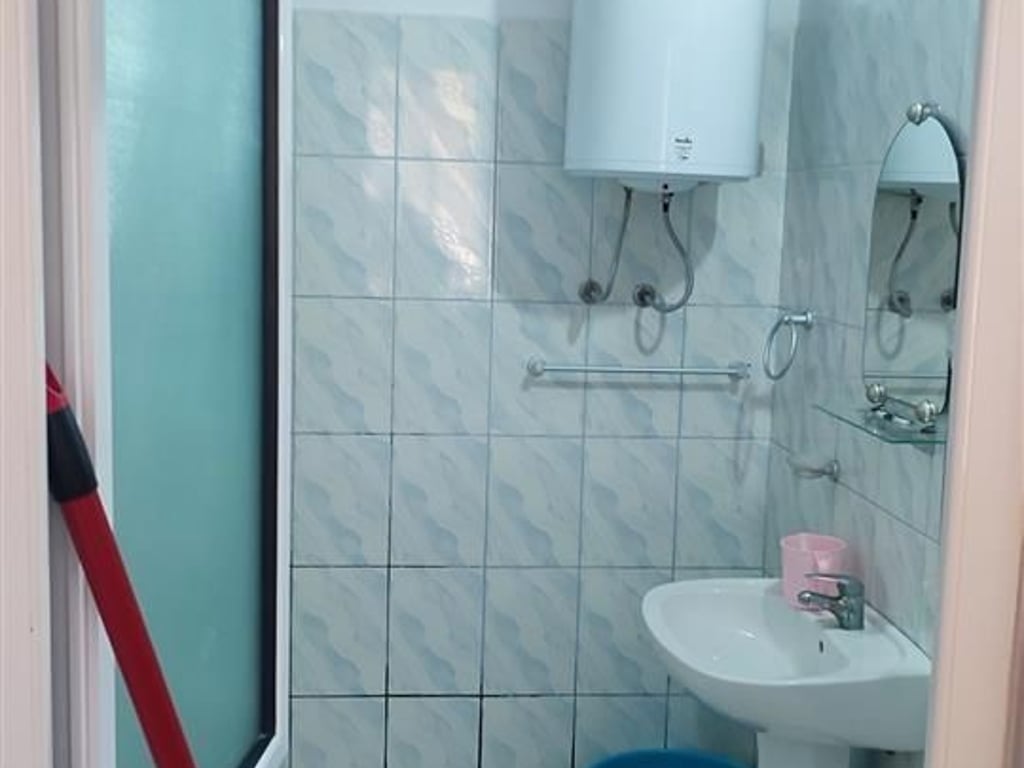 VENDESI APPARTAMENTO 50M2 95000 EURO LUNGOMARE DI VLORE