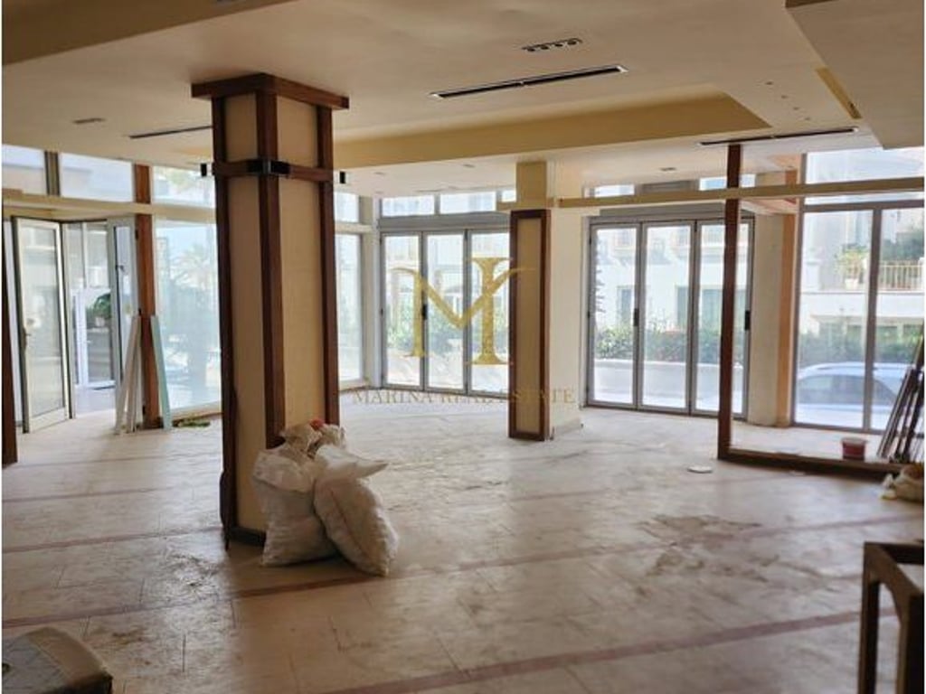 LOCALE IN VENDITA SULLA SPIAGGIA VICINO A PALACE!!