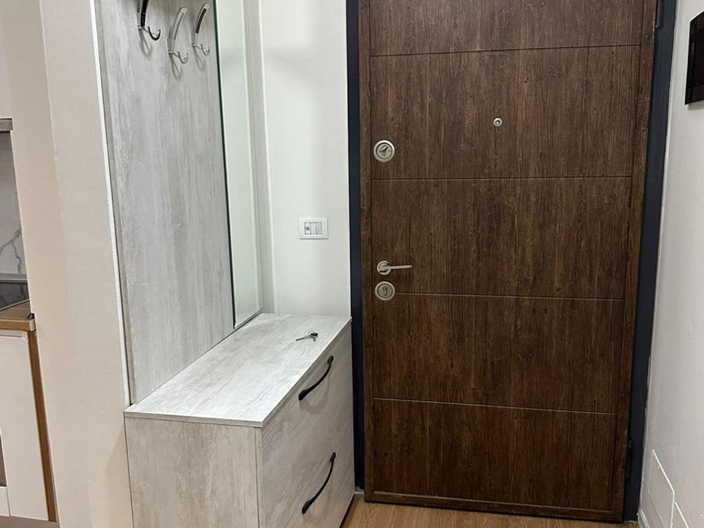 Jepet me qera Apartamenti 1+1 , Brryl perballe Maternitetit te Ri 500 mije leke 