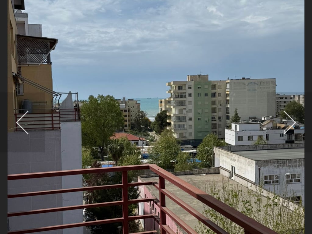 For sale: 2+1+2 apartment with a side view of the sea in Durres, beach.