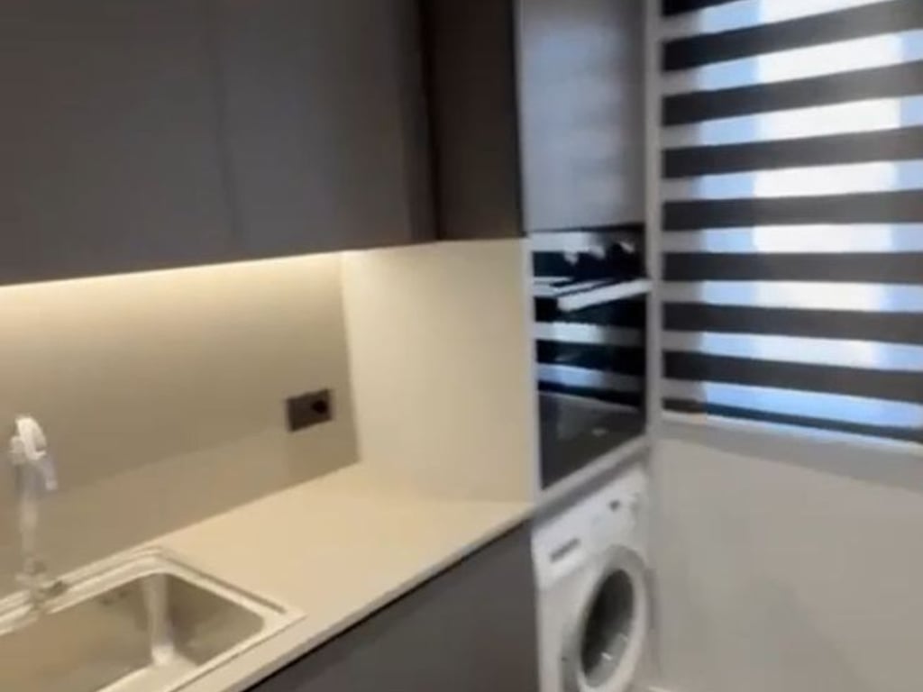 2 Garages are for rent on Durres Street.