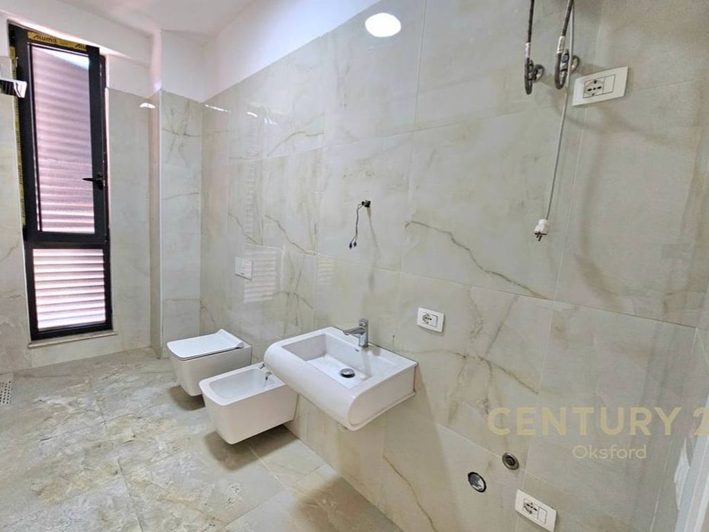 ✨ Jepet me qira ambient komercial open space pranë Qendrës – Rruga Barrikadave