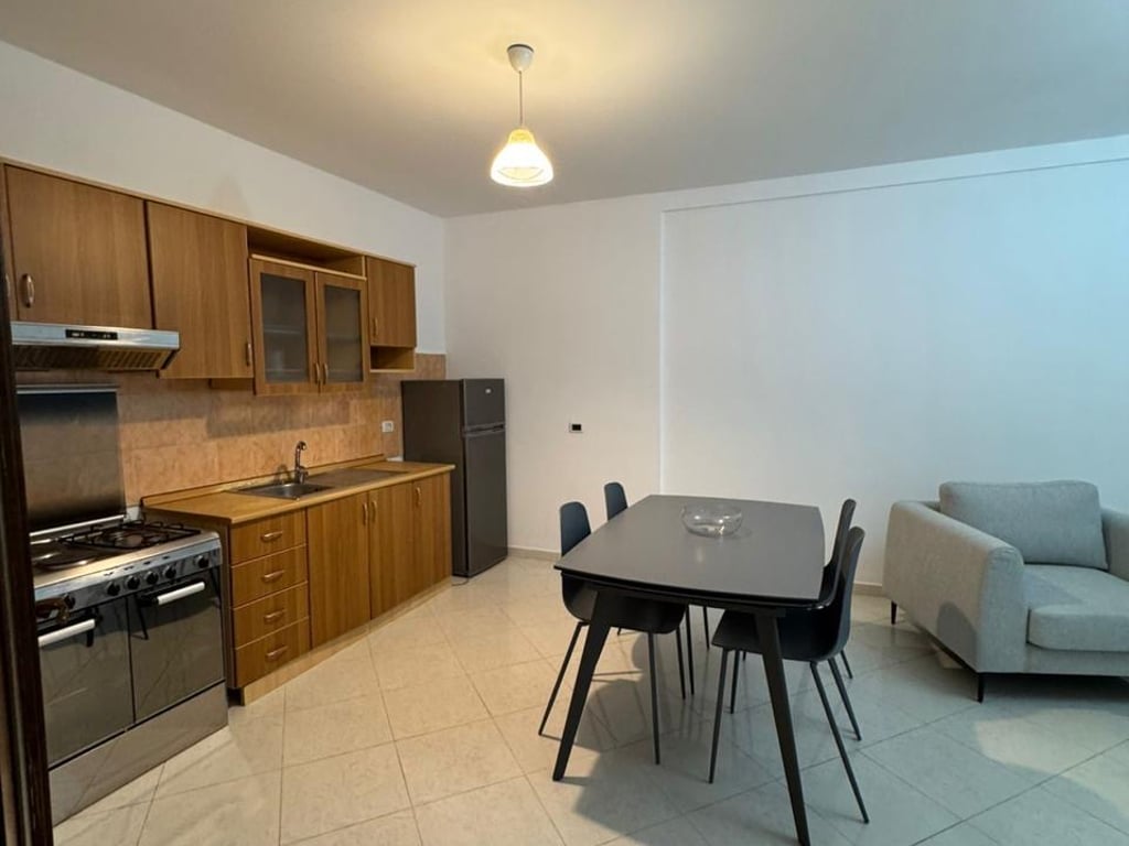 1+1, arredato in via Elbasani, 500 euro