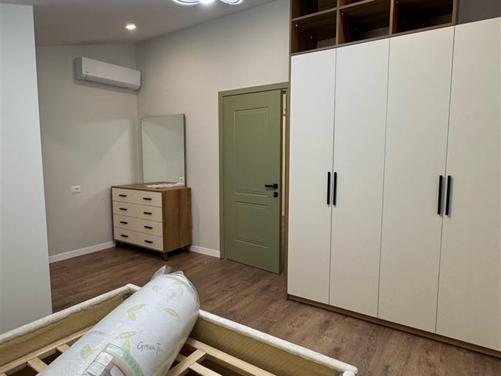 Jepet me qera vil 2 kateshe te tegu 4+1+ post parkimi