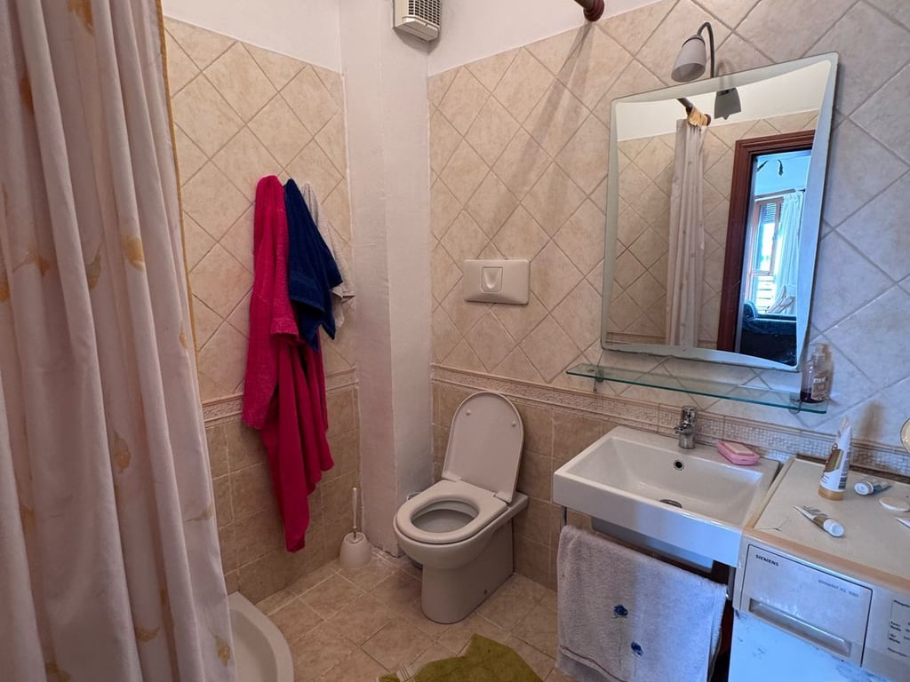 Jepet me qera Apartamenti 1+1 , rruga Kavajes perballe Noves ( del dhe tek Ura Nisherakut) 550 mije