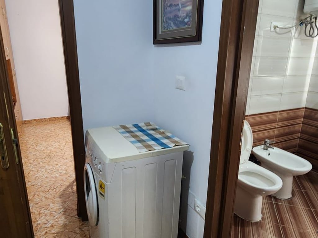 Jepet me qera Apartamenti 2+1 ; Pallati me shigjeta Cmimi: 500 euro