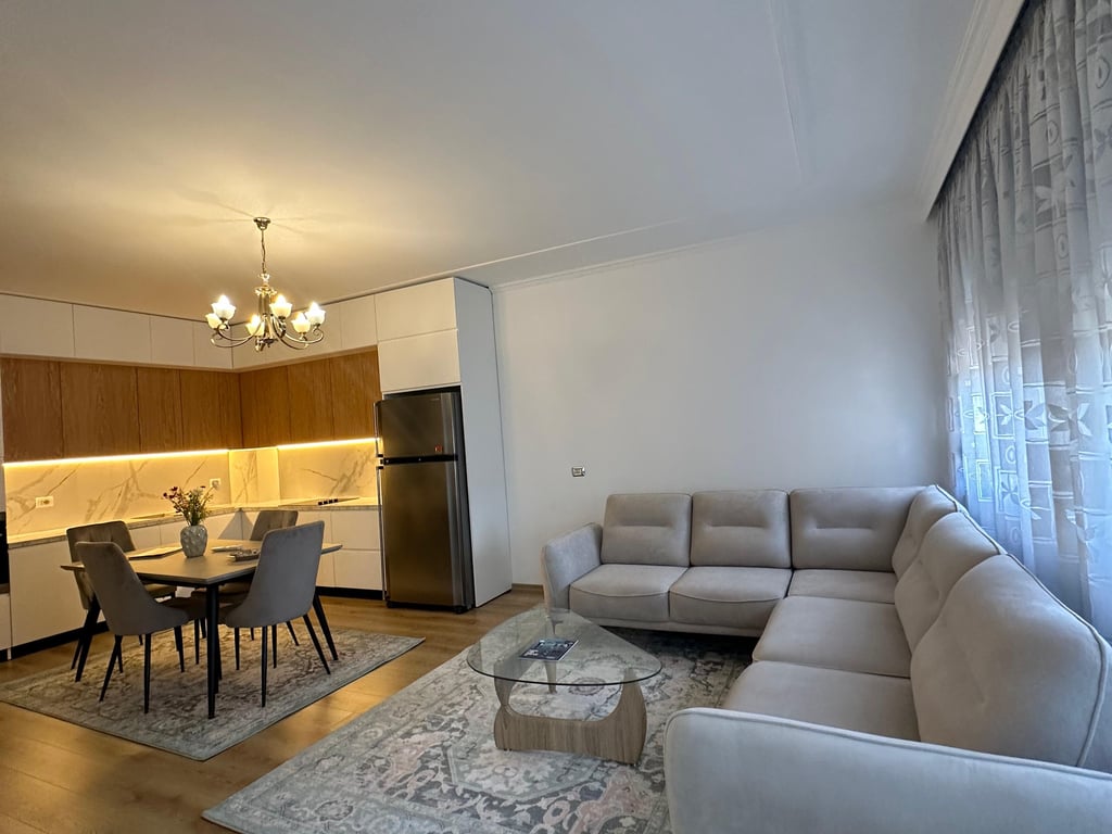 2+1+2 apartment for rent in Shallvaret.