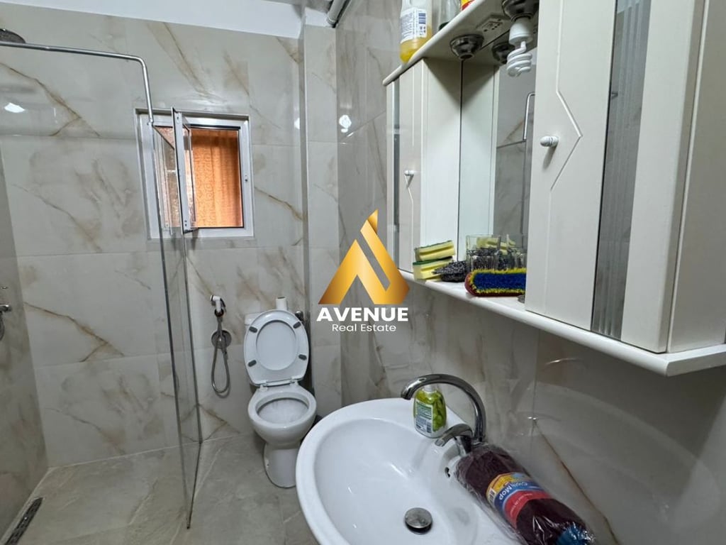 IN AFFITTO APPARTAMENTO 1+1 VICINO AL PALAZZO CON FRECCIA, TIRANA