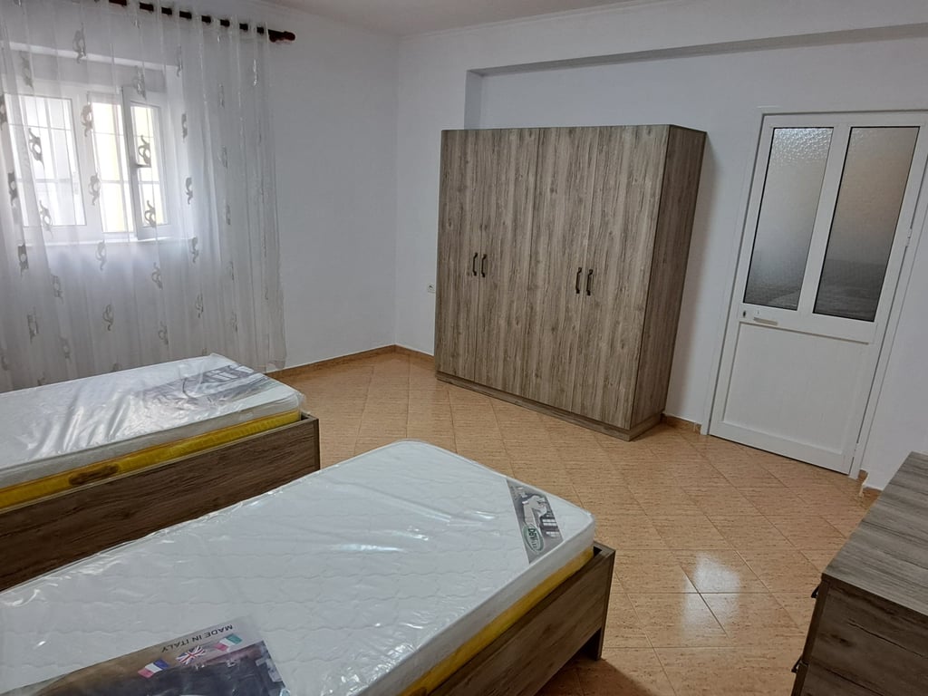 Affittasi Appartamento 1+1, via di Dibra di fronte all'Ospedale Madre Teresa. Prezzo: 400 mila lek.