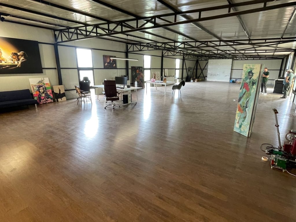 A warehouse is for rent near Top Channel.