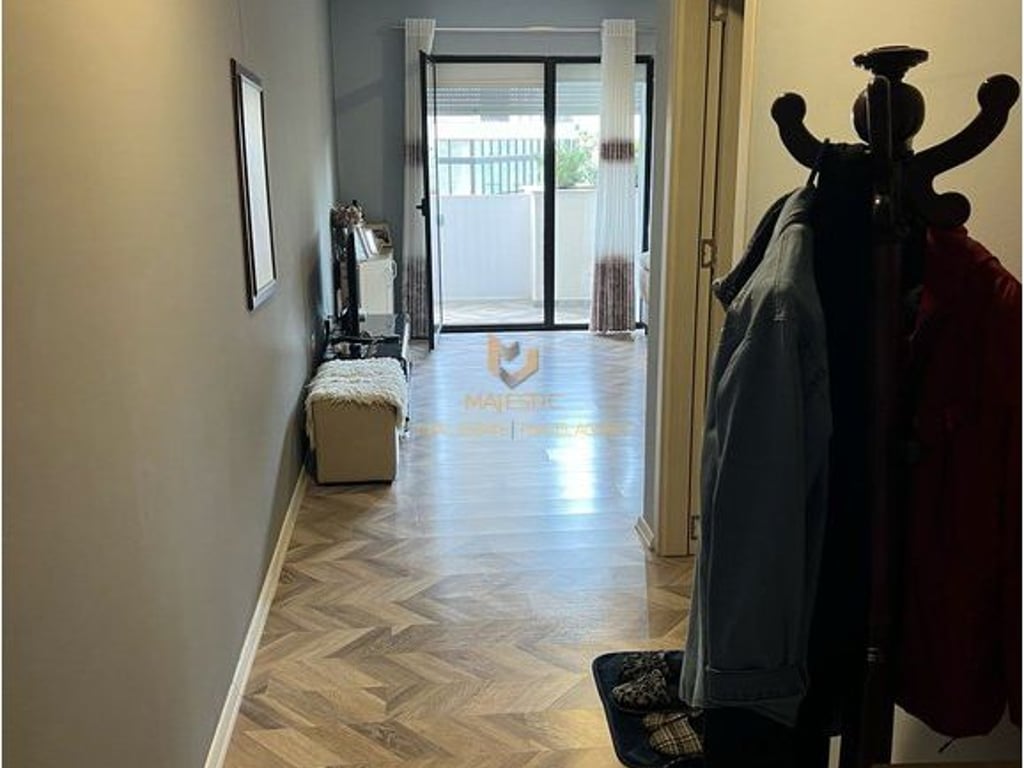 Vendesi super appartamento 2+1 in via 5 Maggio.