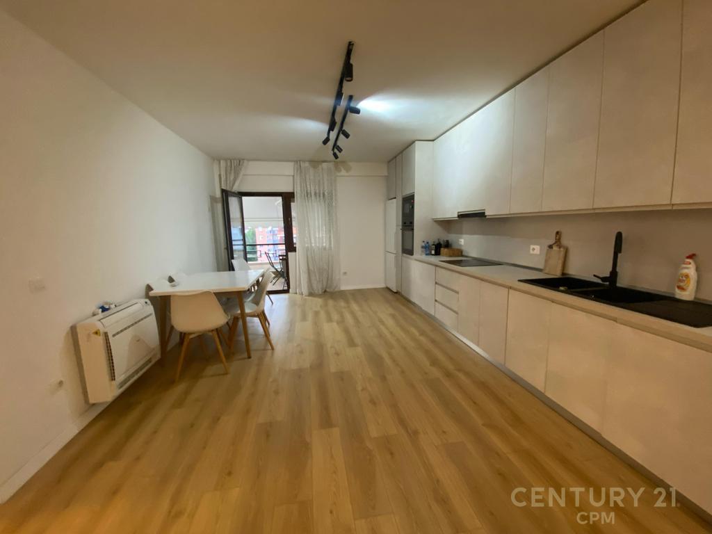 2+1+2 apartment for rent with parking space and storage at the Botanical Garden.
