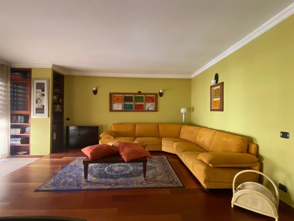 A 2+1 apartment is for rent at Pazari Ri.