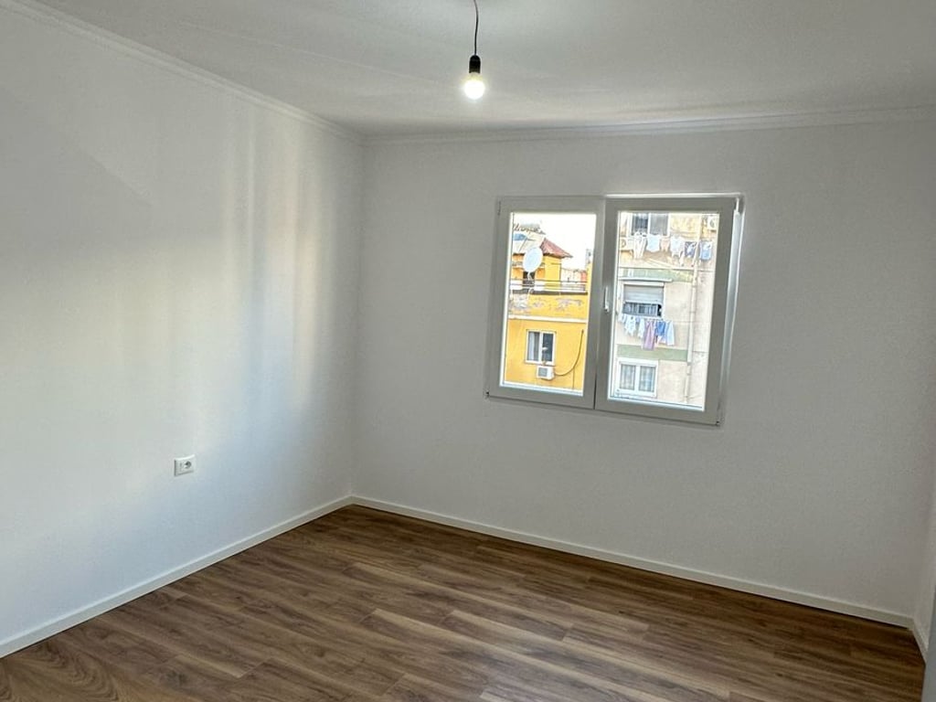 2+1 per SHITJE te Ish Parku i Autobuzave