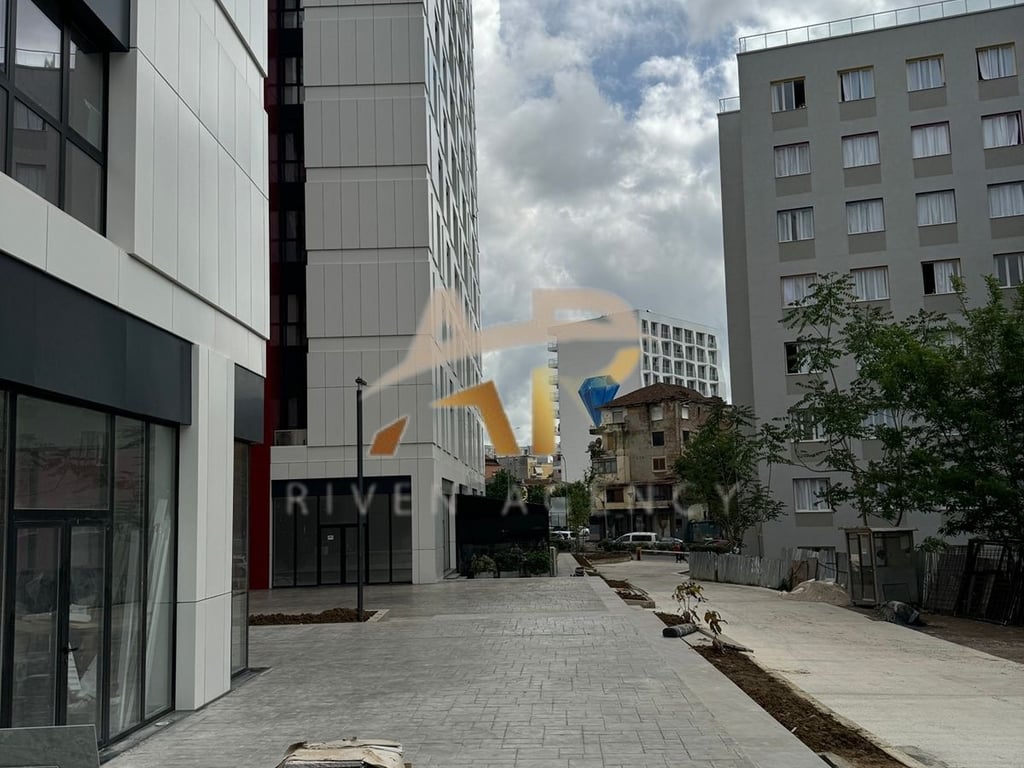 Jepet me qira dyqan tek Farmacia 10