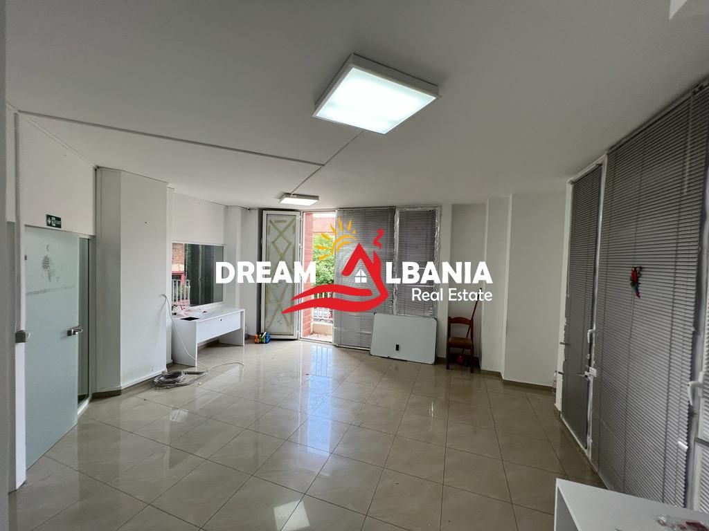 Zyre me qera tek Komuna e Parisit, prane Stadiumit Dinamo ne Tirane (ID 4261903)