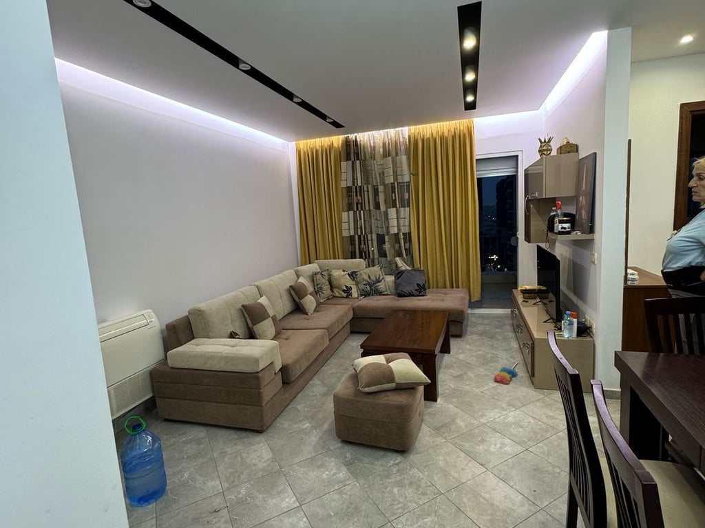 Apartment 2+1 for rent in Fusha Aviacionit 550 euros.