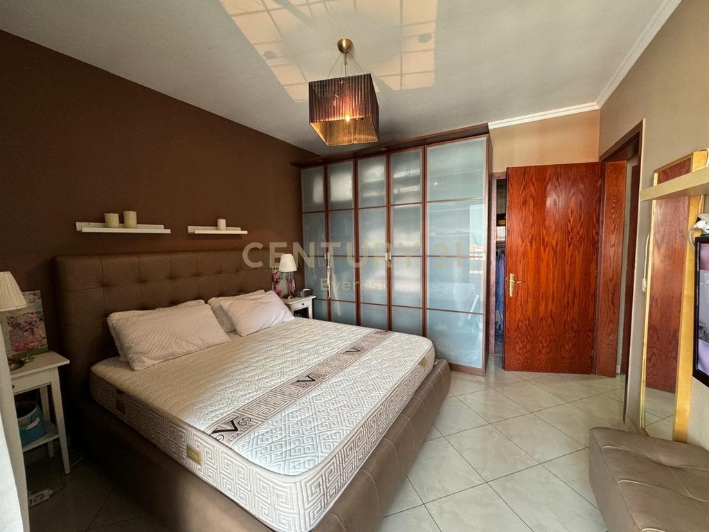 Vendesi 2+1 di fronte al Complesso Delijorgji.