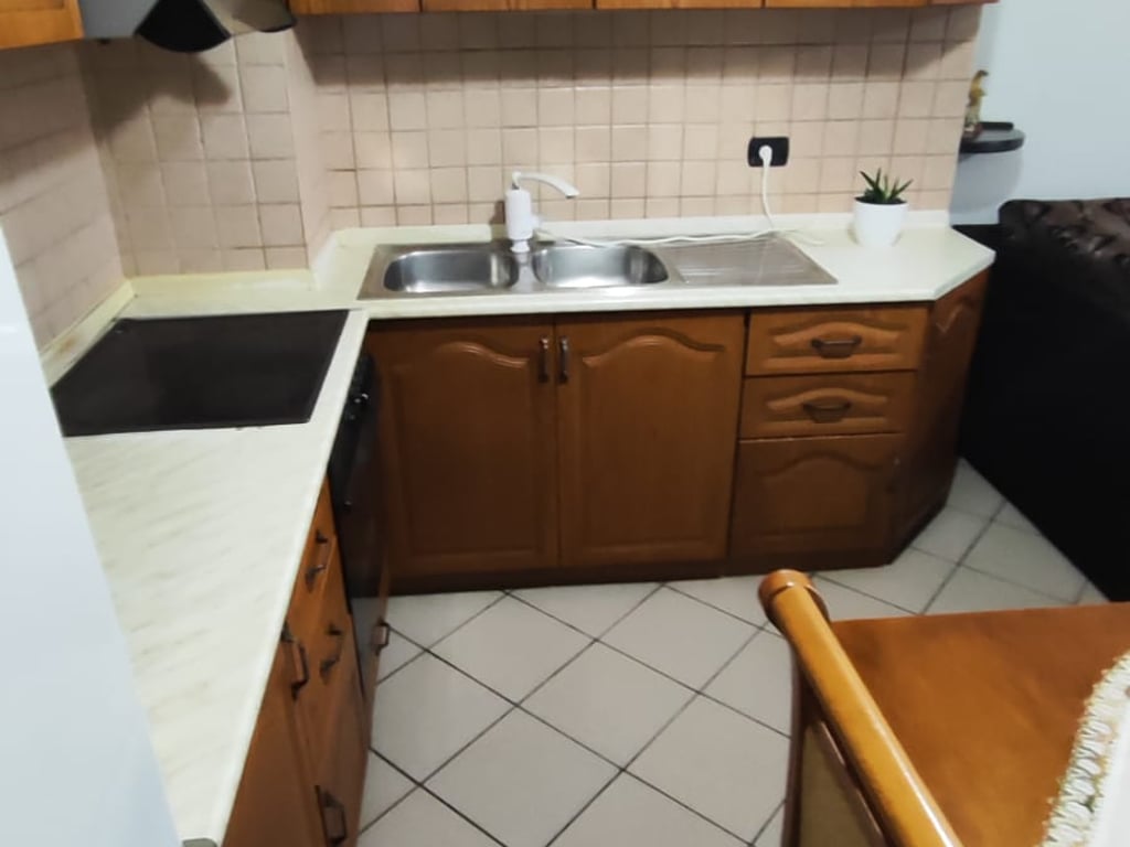 A pochi minuti dalla rotonda di Shkoza, Via Francesco Pukvil, si affitta un appartamento 2+1 arredato a 450 Euro.