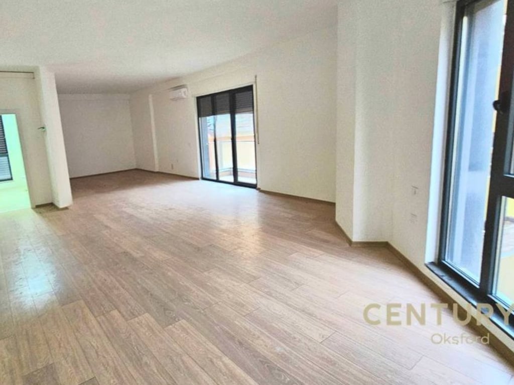 ✨ Jepet me qira ambient komercial open space pranë Qendrës – Rruga Barrikadave