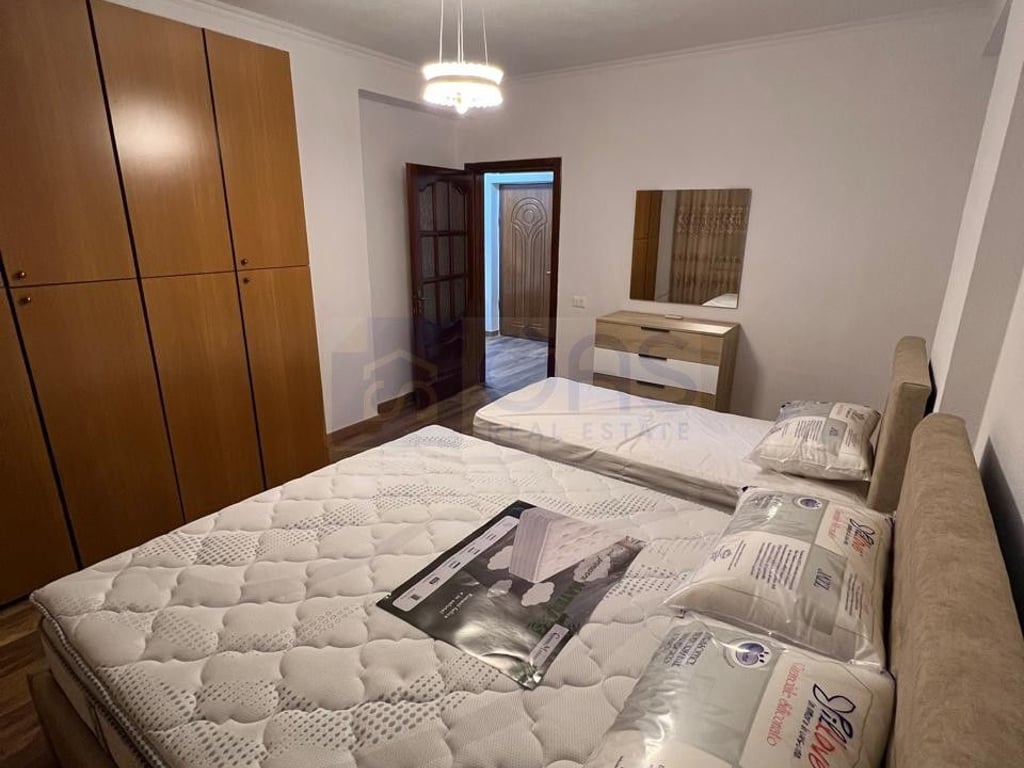 Apartment 1+1 for rent at Pazari i Ri 600 euros.