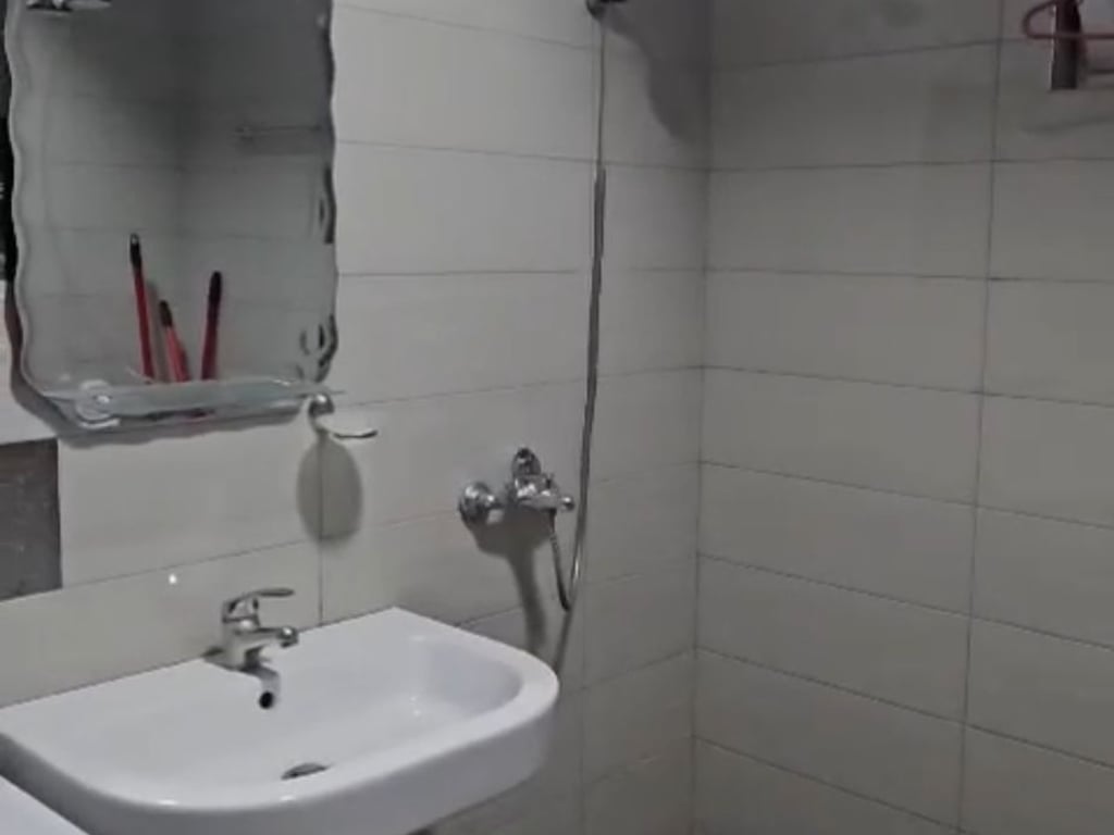Jepet me qera Apartamenti 1+1 , Ish Restorant Durresi prane Raiffeisen Bank Cmimi: 500 euro