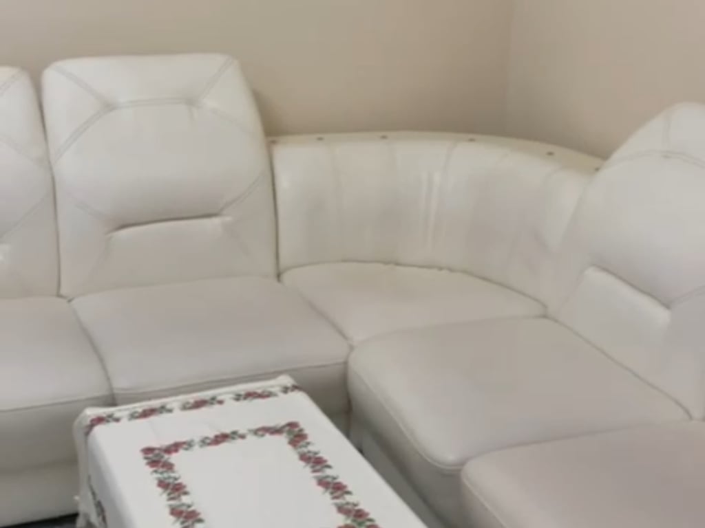 Jepet me qera hyrje 1+1,kati i pare i nje shtepie 2 kateshe te shkolla e Kuqe