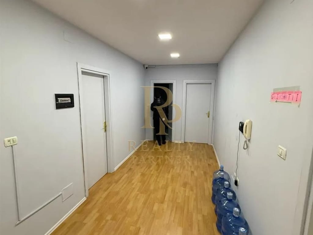 JEPET ME QIRA !! APARTAMENT 4+1 për ZYRA | BLLOK