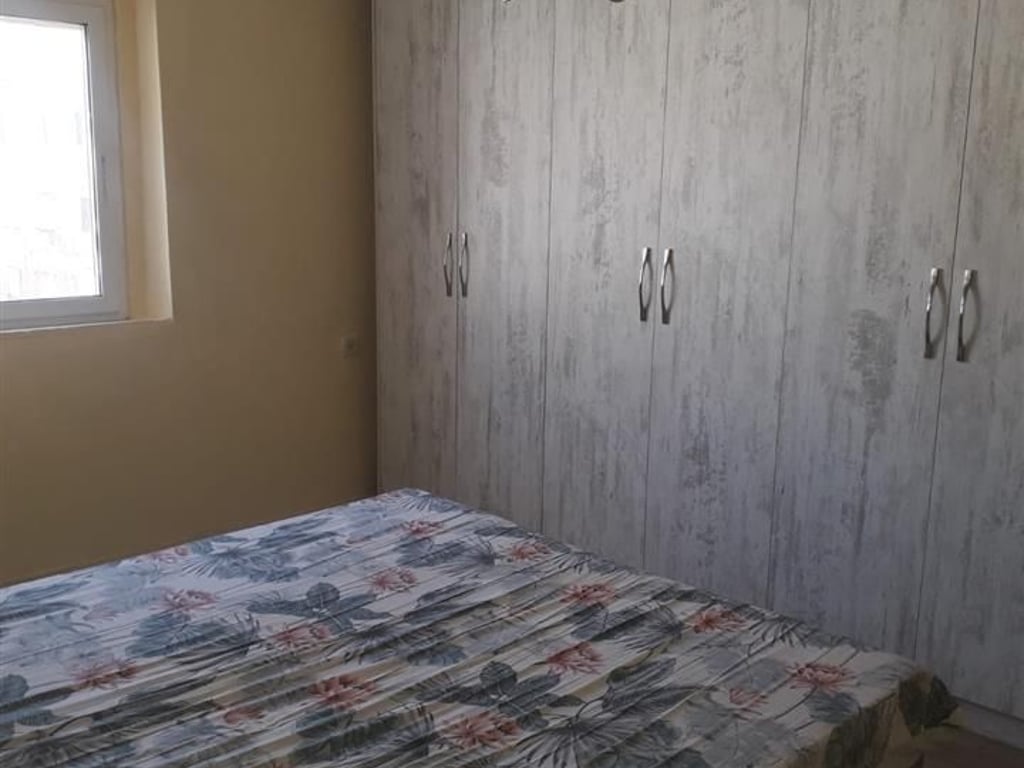 Jepet me qera Ap 2+1perball shkolles Harry Fultz 