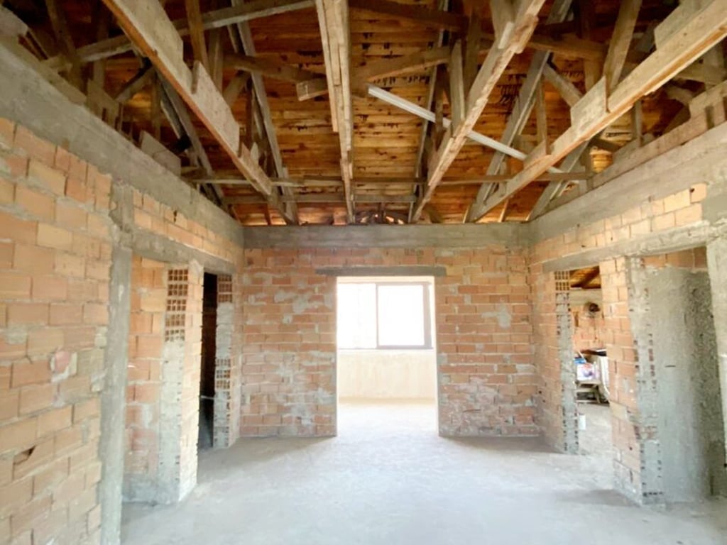 😍🏤A 4-story building is for sale by the road near "Supermarket Myftiu 2", a few meters from the main boulevard "Indrit Cara", Kavajë.