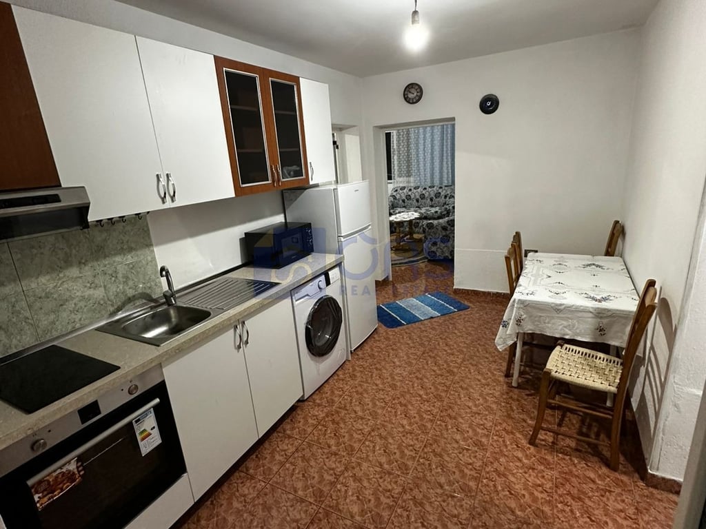 A 2+1 apartment is for rent on Bulevardi Ri for 400 euros.