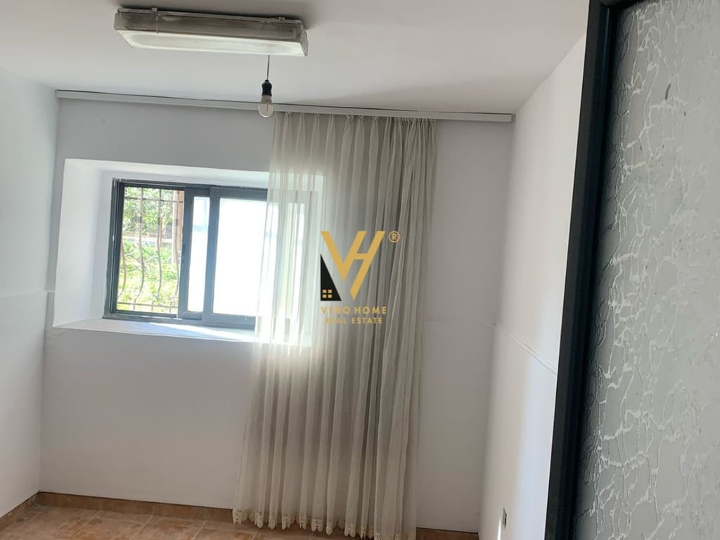 JEPET ZYRE 50M2 ME QERA TEK STADIUMI DINAMO 600 EURO